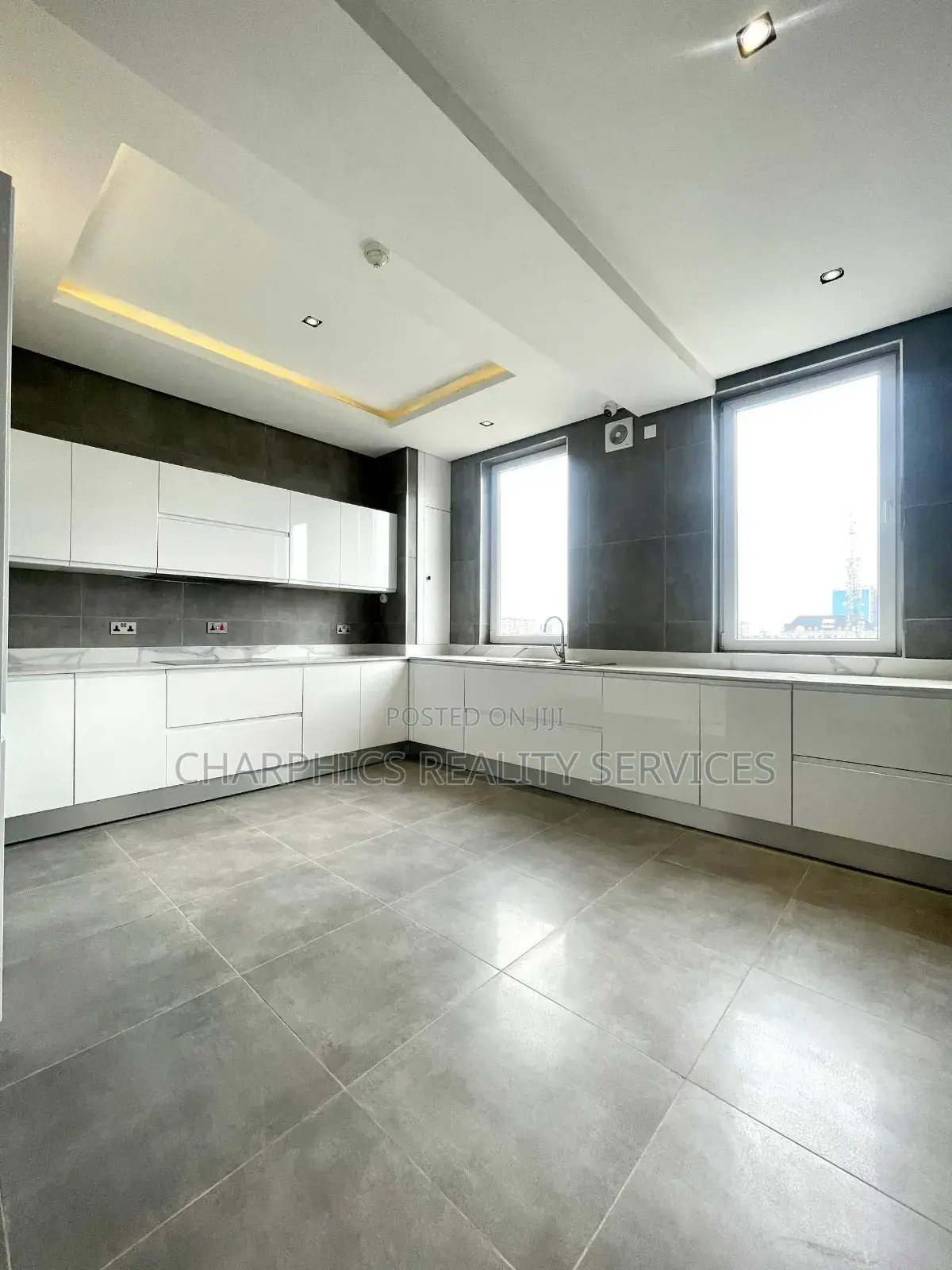 4bdrm Penthouse in ($1.2M), Victoria Island for sale