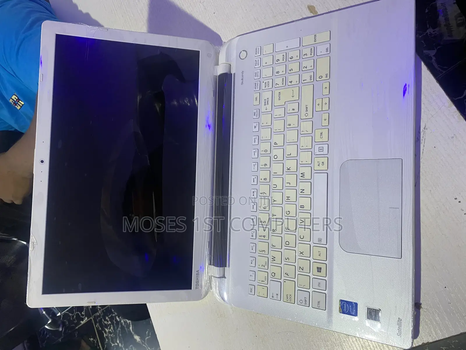 New Laptop Toshiba 8GB Intel HDD 250GB