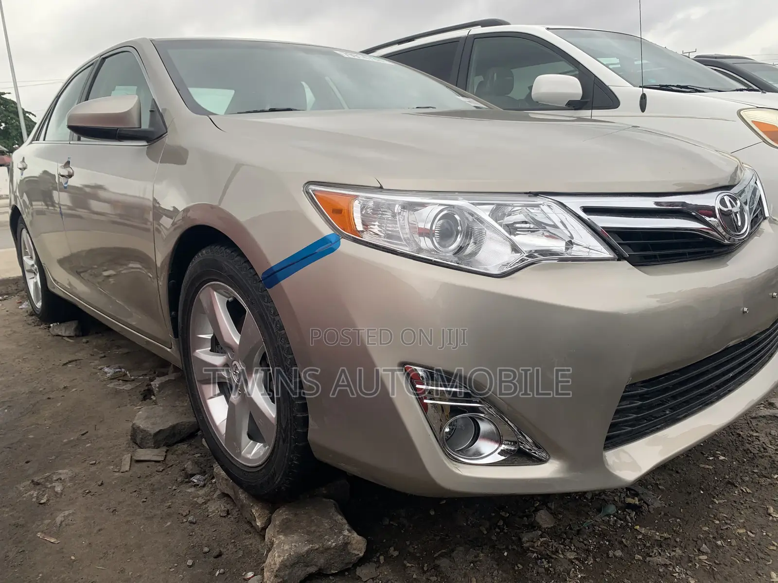 Toyota Camry LE 4dr Sedan (2.5L 4cyl 6A) 2013 Gold
