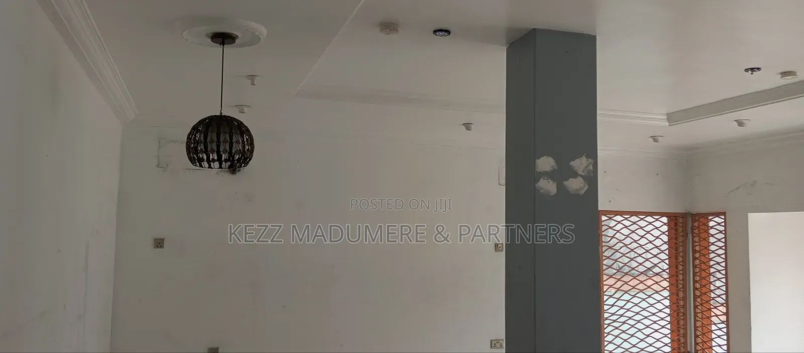 To Let : An Upstairs Shop / Office Space