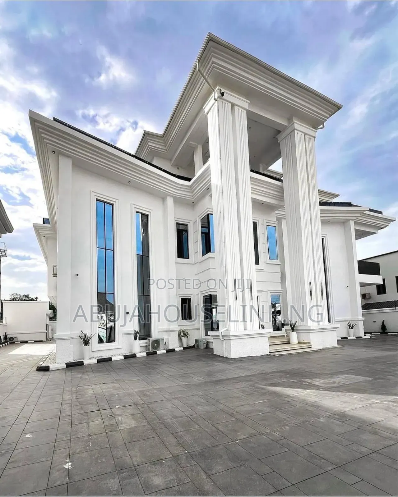 7bdrm Mansion in Guzape Main Abuja for sale