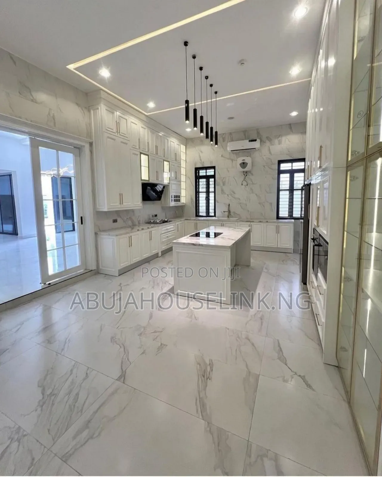 7bdrm Mansion in Guzape Main Abuja for sale