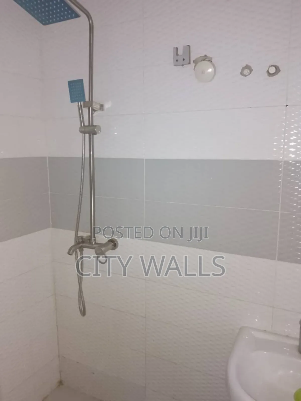 3bdrm Block of Flats in Osapa london for rent