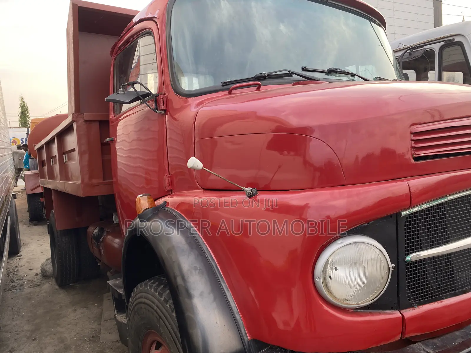 Mercedes Benz Tipper 911