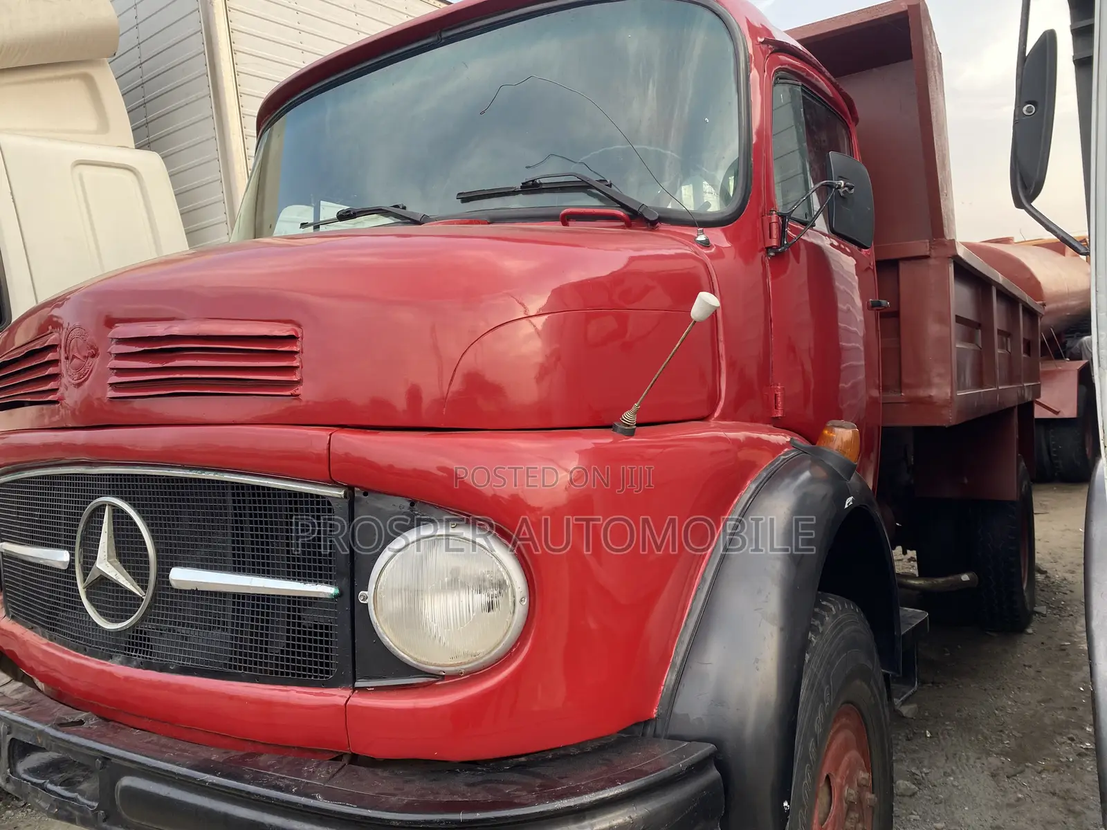 Mercedes Benz Tipper 911