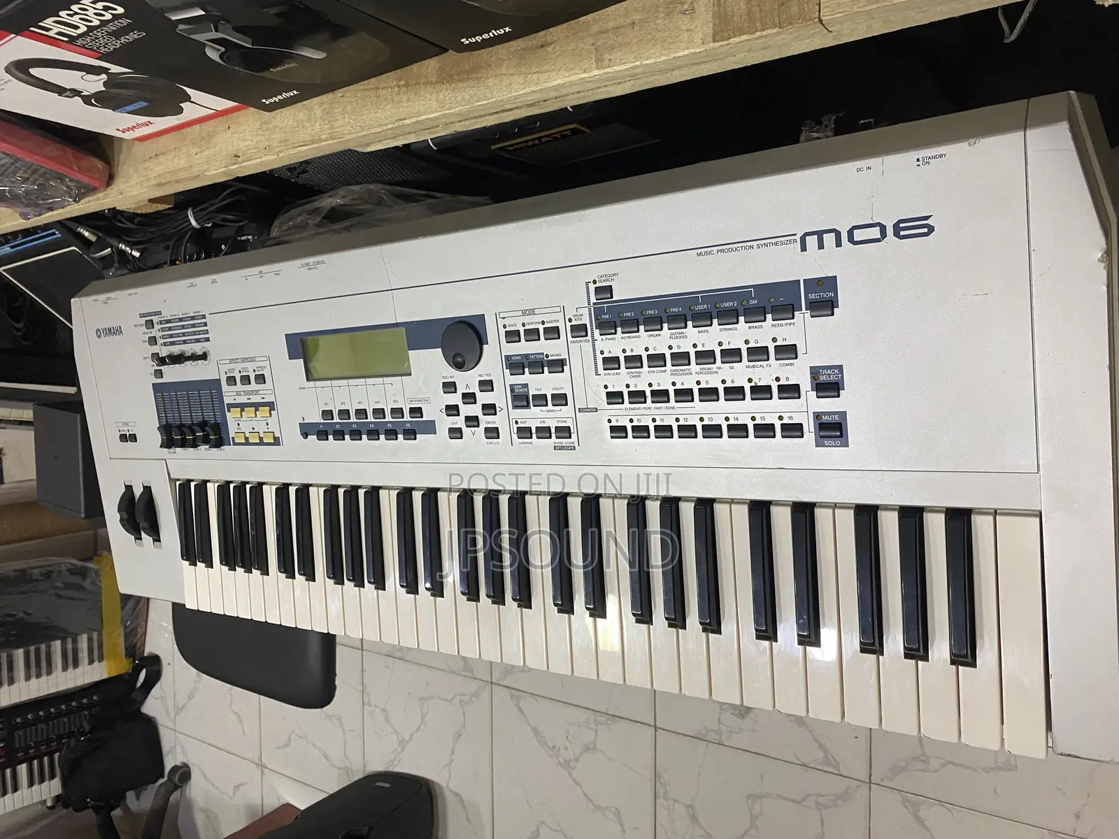 Yamaha Mo6
