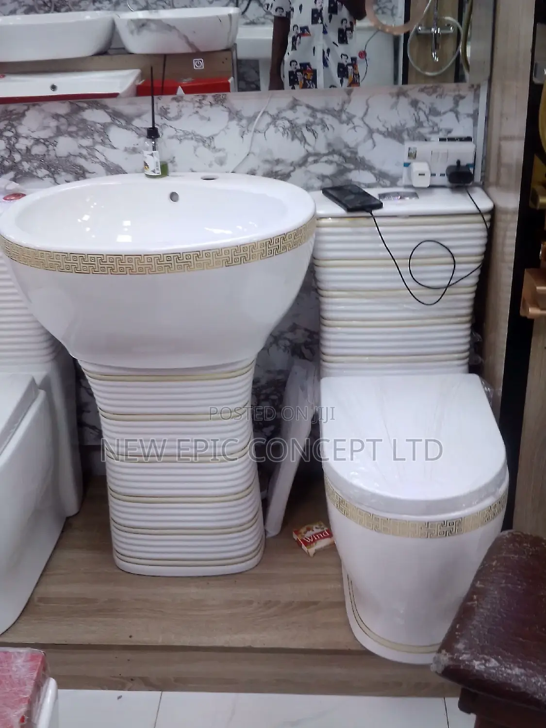 High Quality Design Seat With Basin