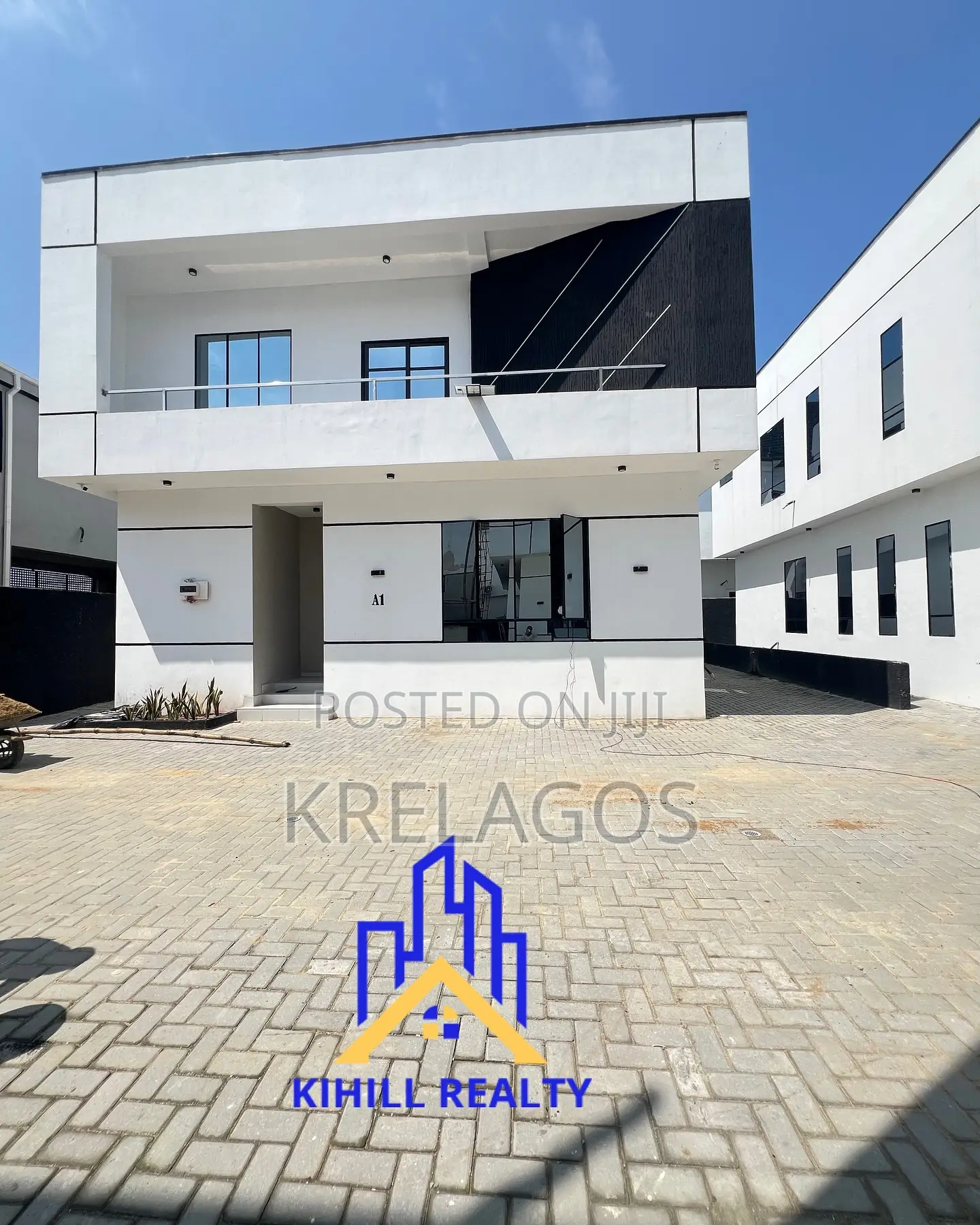 4bdrm Duplex in Chevron for sale