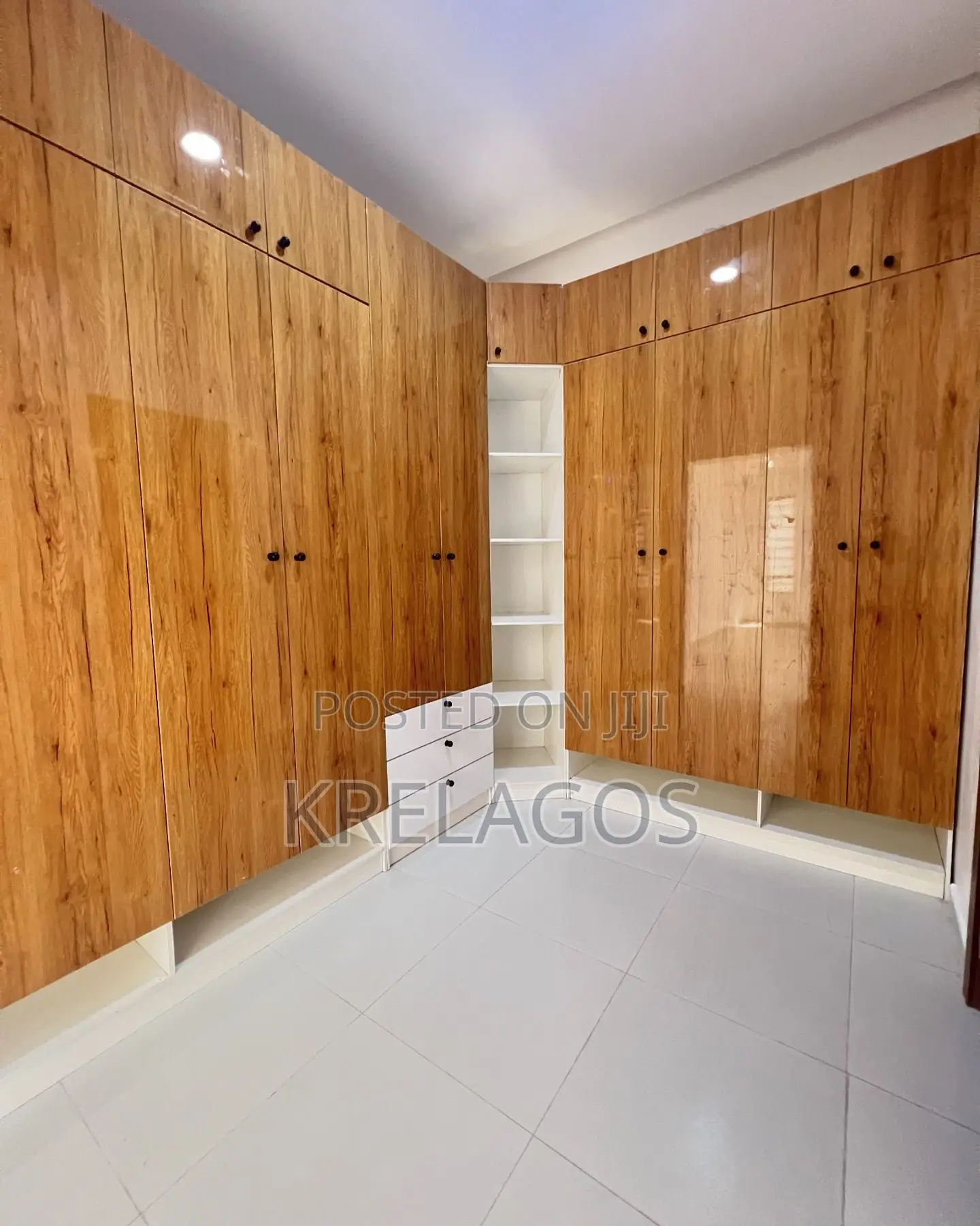 4bdrm Duplex in Chevron for sale
