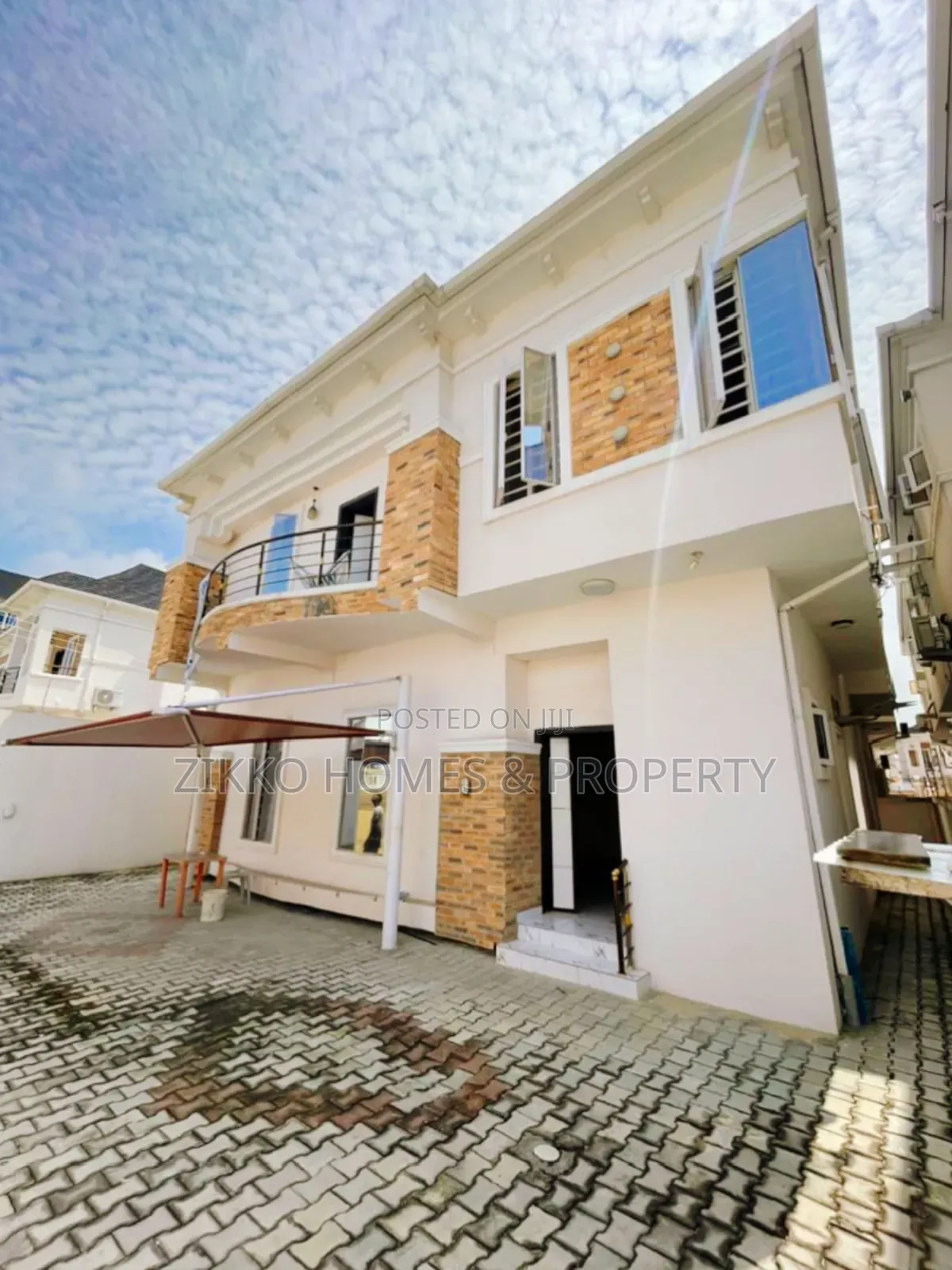 5bdrm Duplex in Lekky County, Ikota for sale