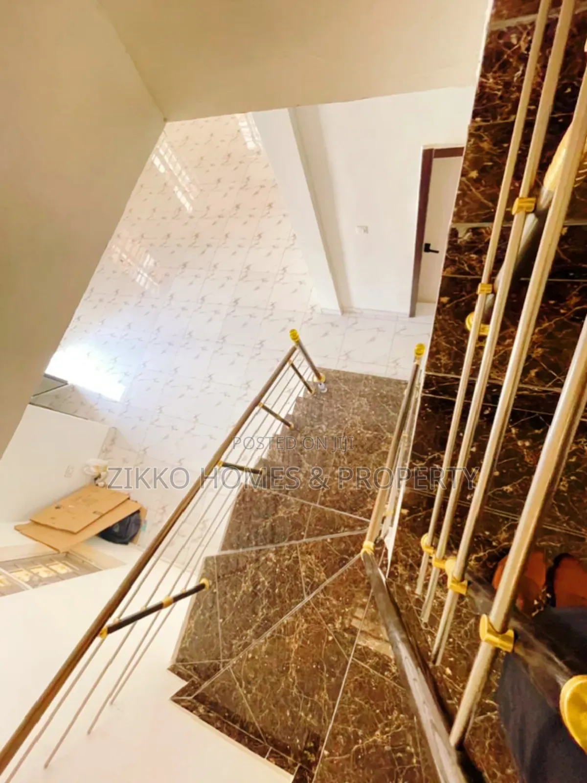 5bdrm Duplex in Lekky County, Ikota for sale