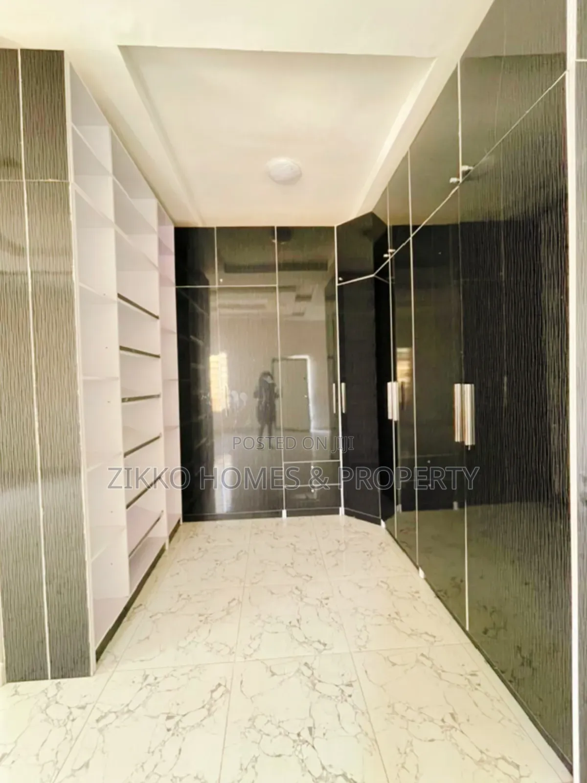 5bdrm Duplex in Lekky County, Ikota for sale