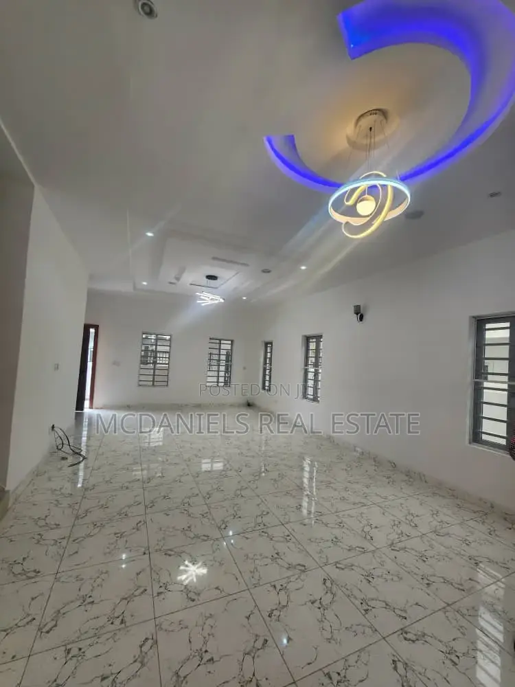 5bdrm Duplex in Ikota for rent