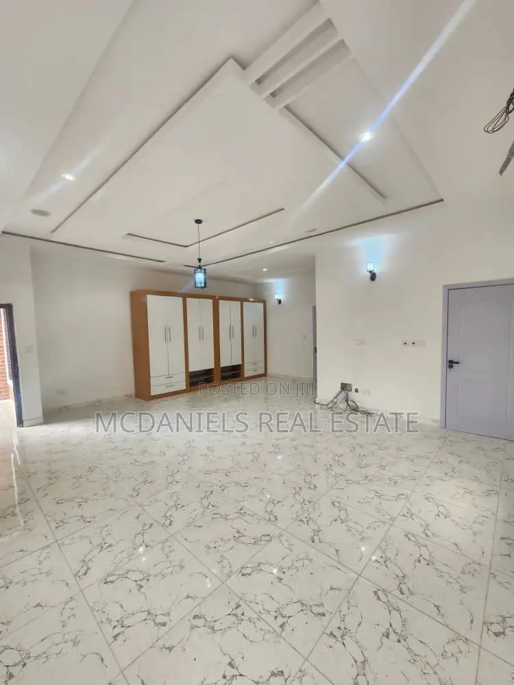 5bdrm Duplex in Ikota for rent