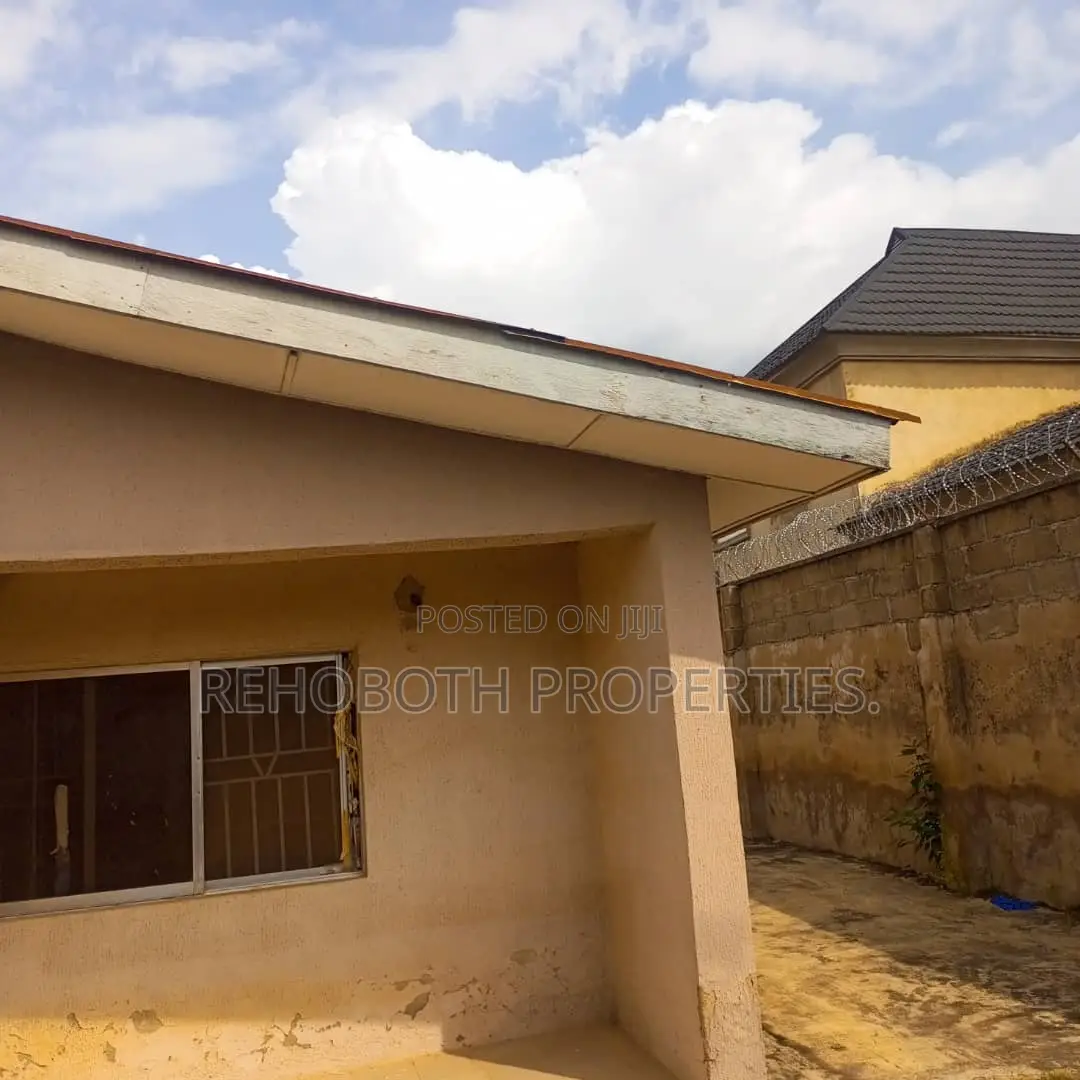 6bdrm Bungalow in Akoto, Ibadan for sale