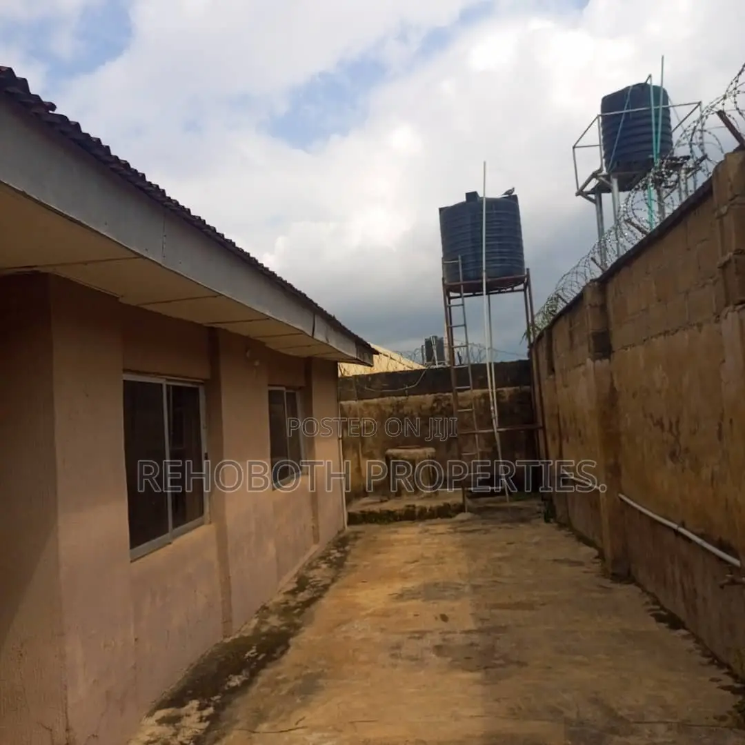 6bdrm Bungalow in Akoto, Ibadan for sale