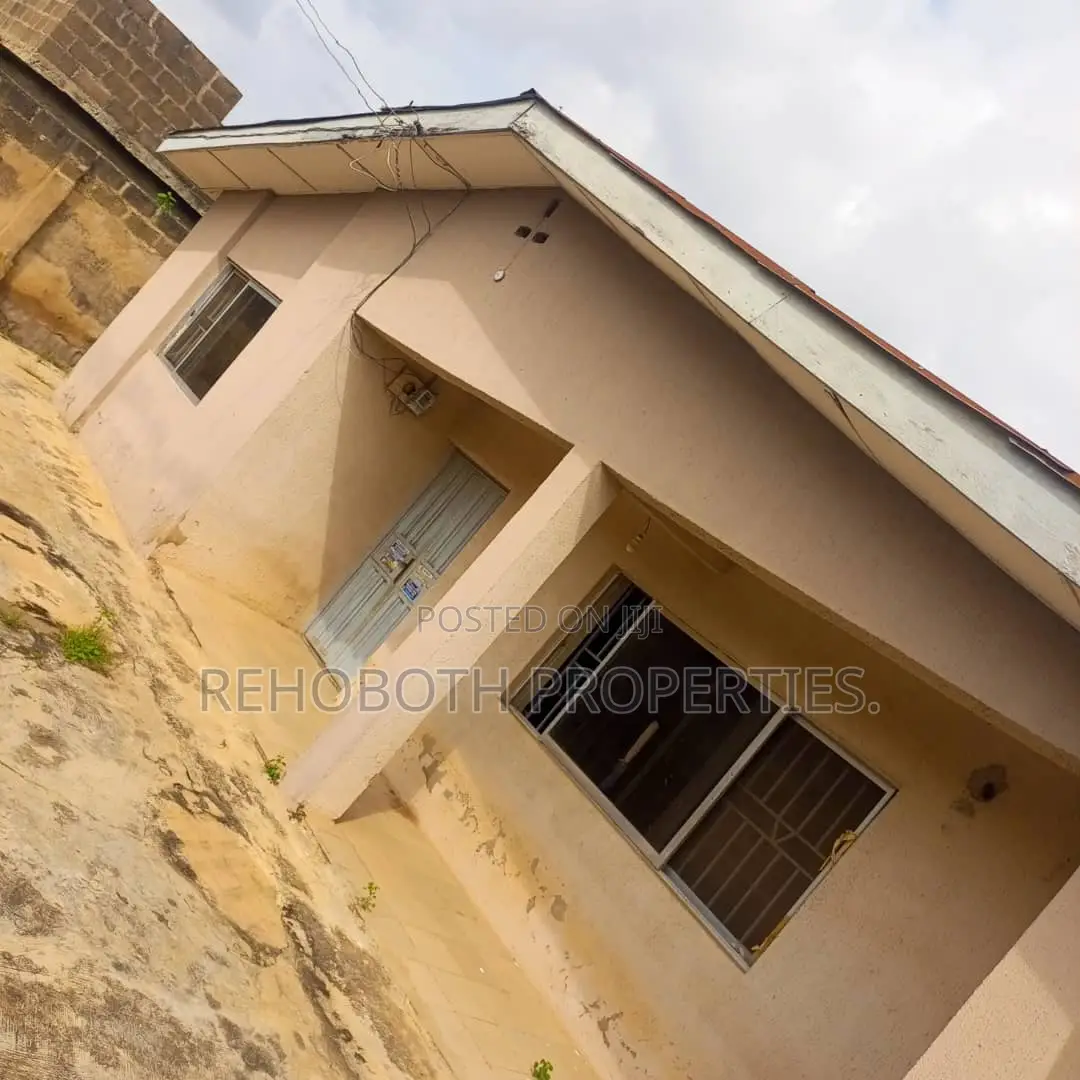6bdrm Bungalow in Akoto, Ibadan for sale
