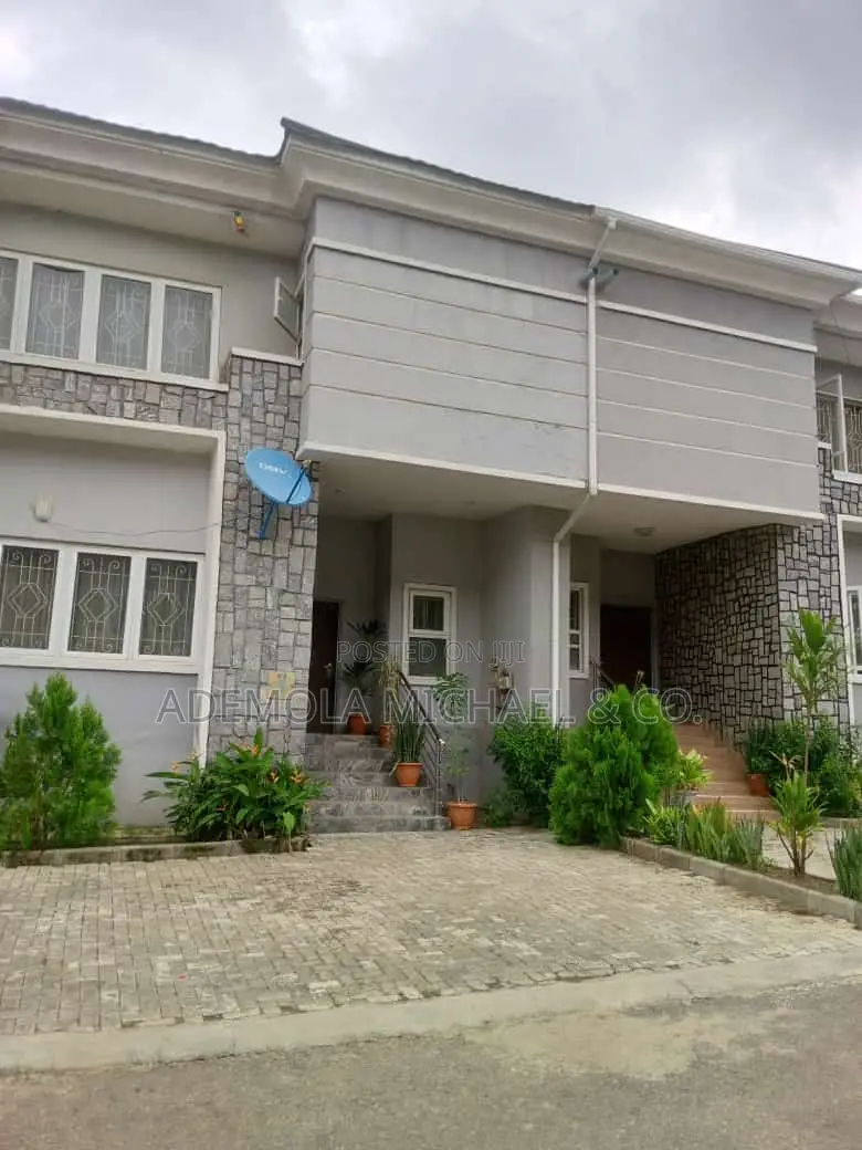 4bdrm Townhouse/Terrace in Brookshore Residence, Karsana