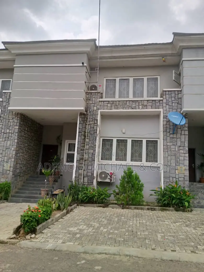 4bdrm Townhouse/Terrace in Brookshore Residence, Karsana
