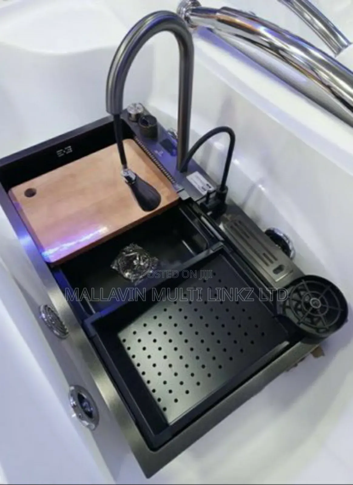 Multifunctional Smart Kitchen Sink With Pull Out Tap