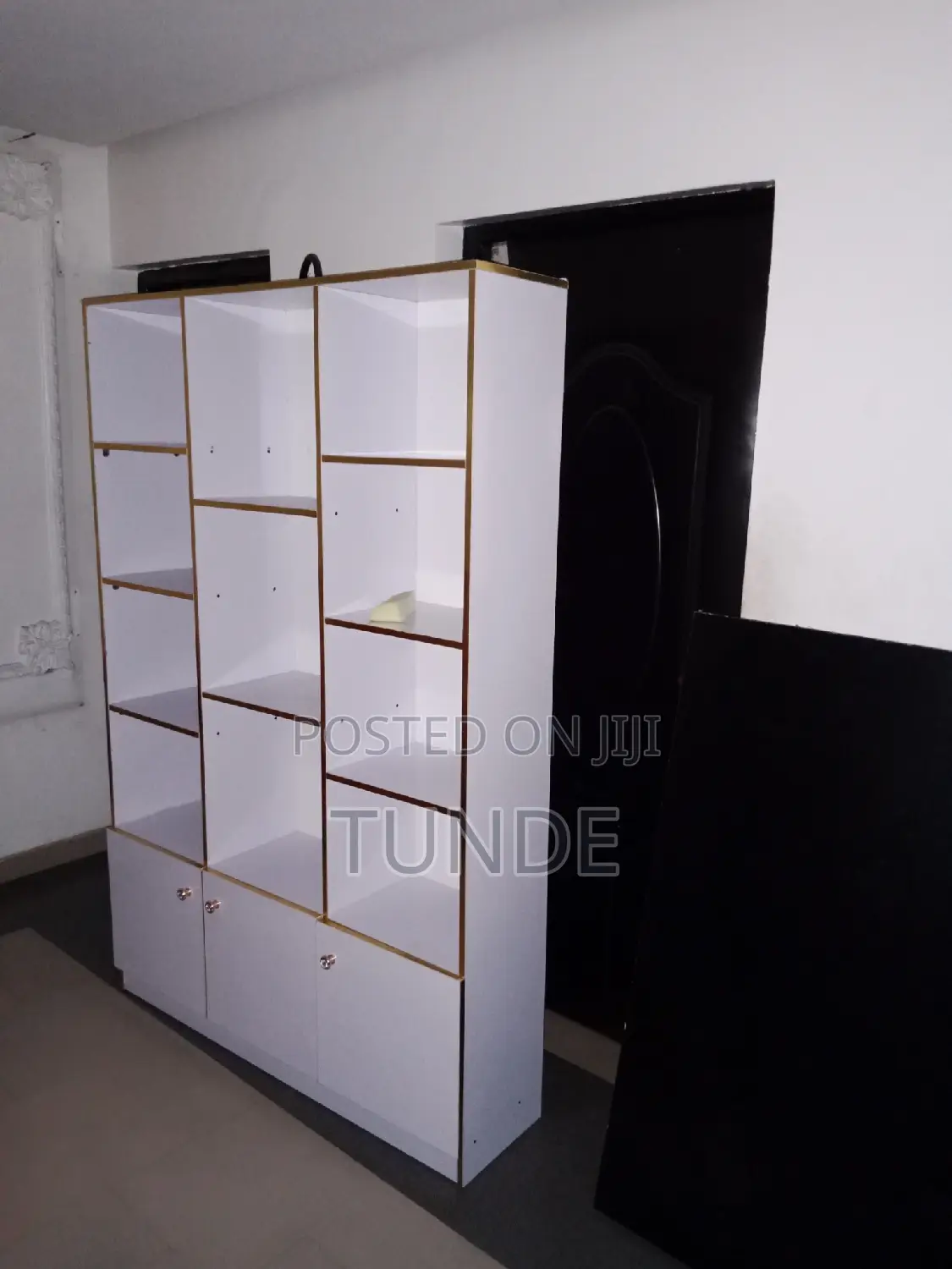 A Multipurpose Shelf For Supermarket Shops Or Home Use