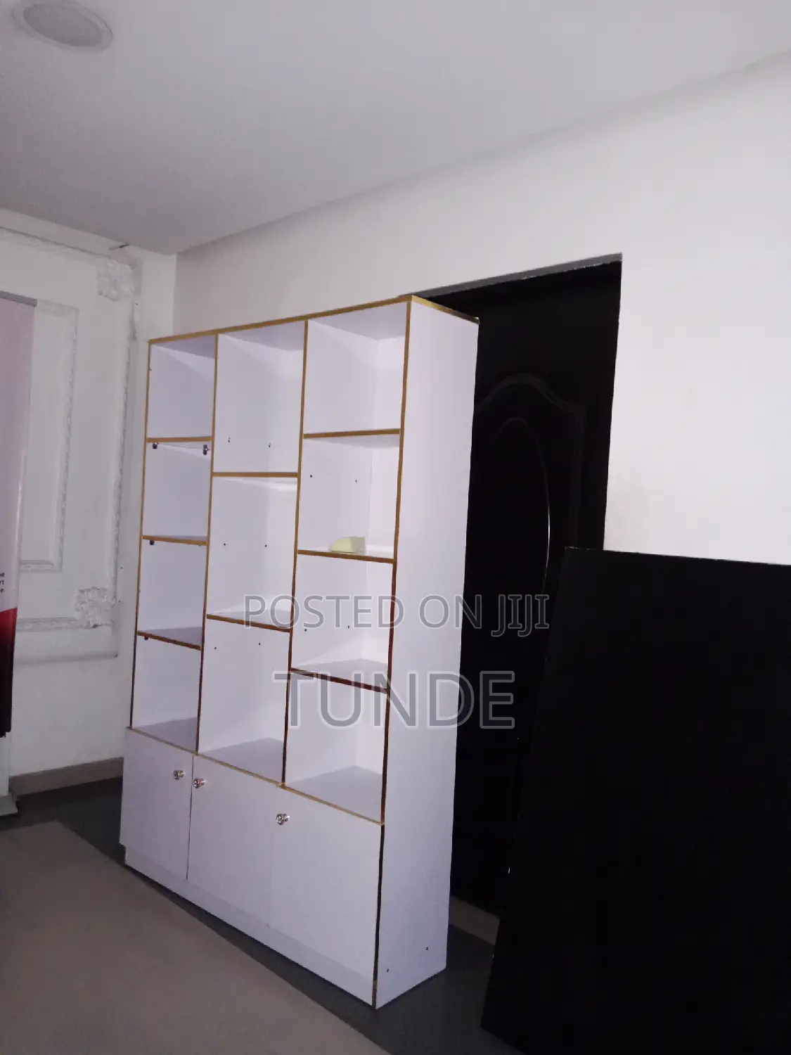 A Multipurpose Shelf For Supermarket Shops Or Home Use