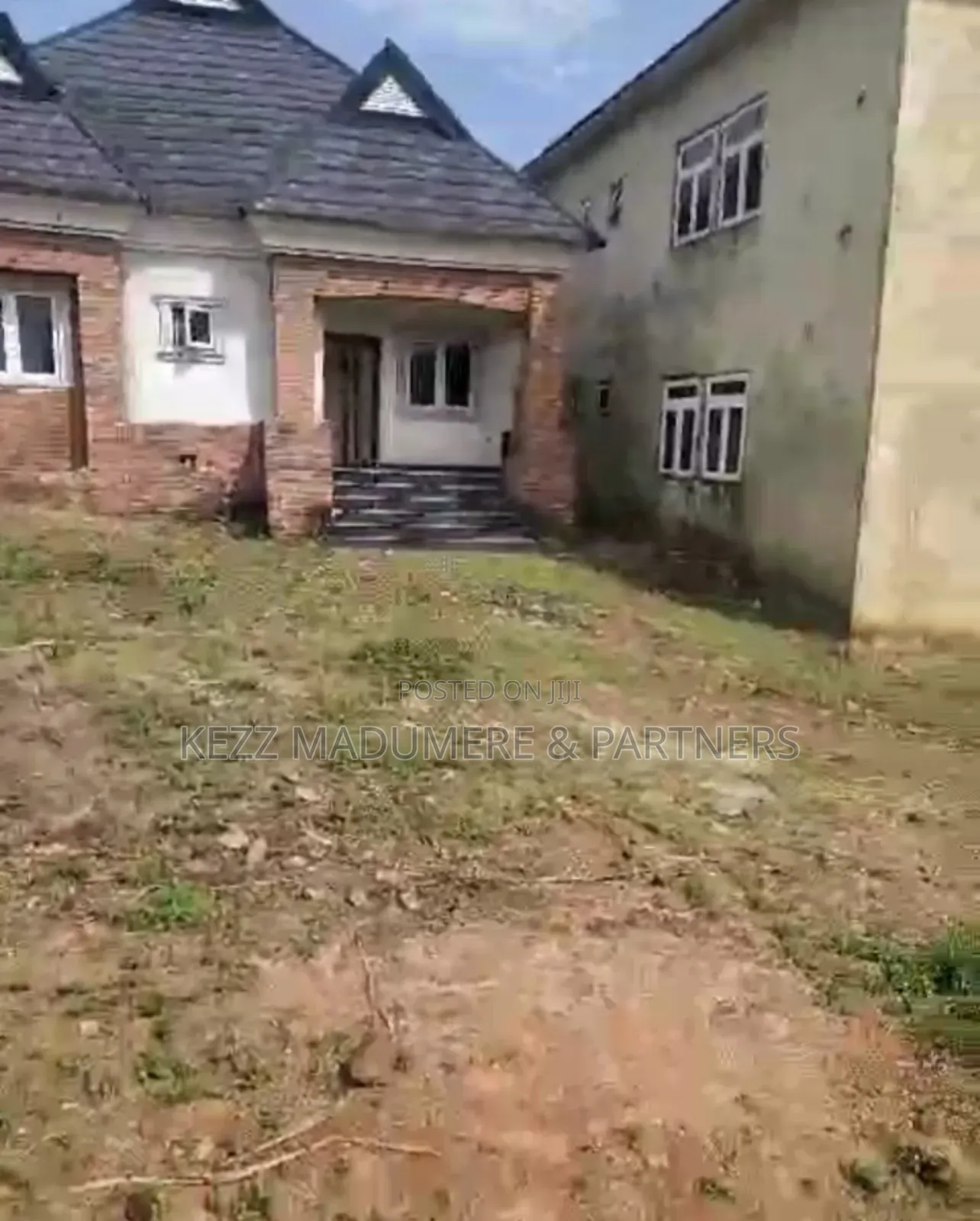 9bdrm Duplex in Amakama Housing for sale