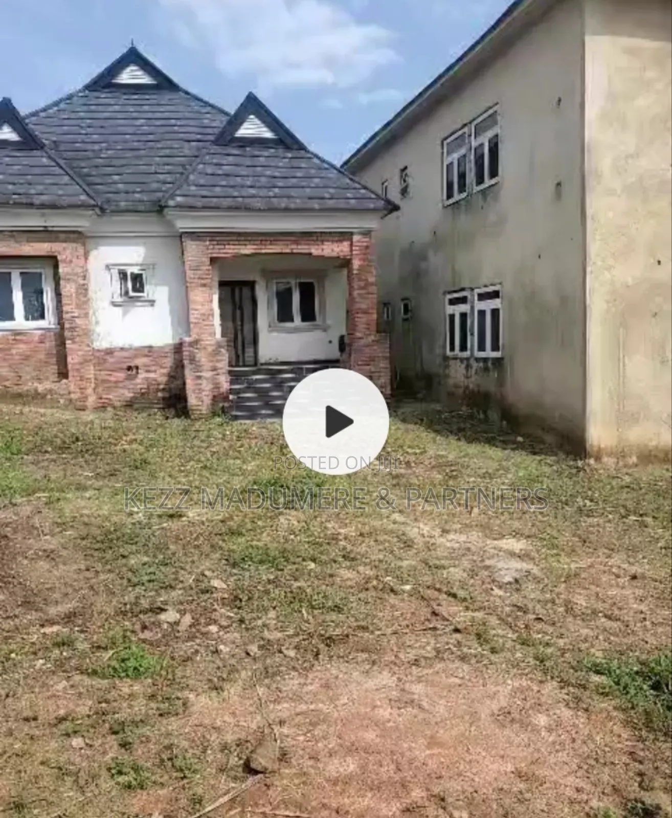 9bdrm Duplex in Amakama Housing for sale