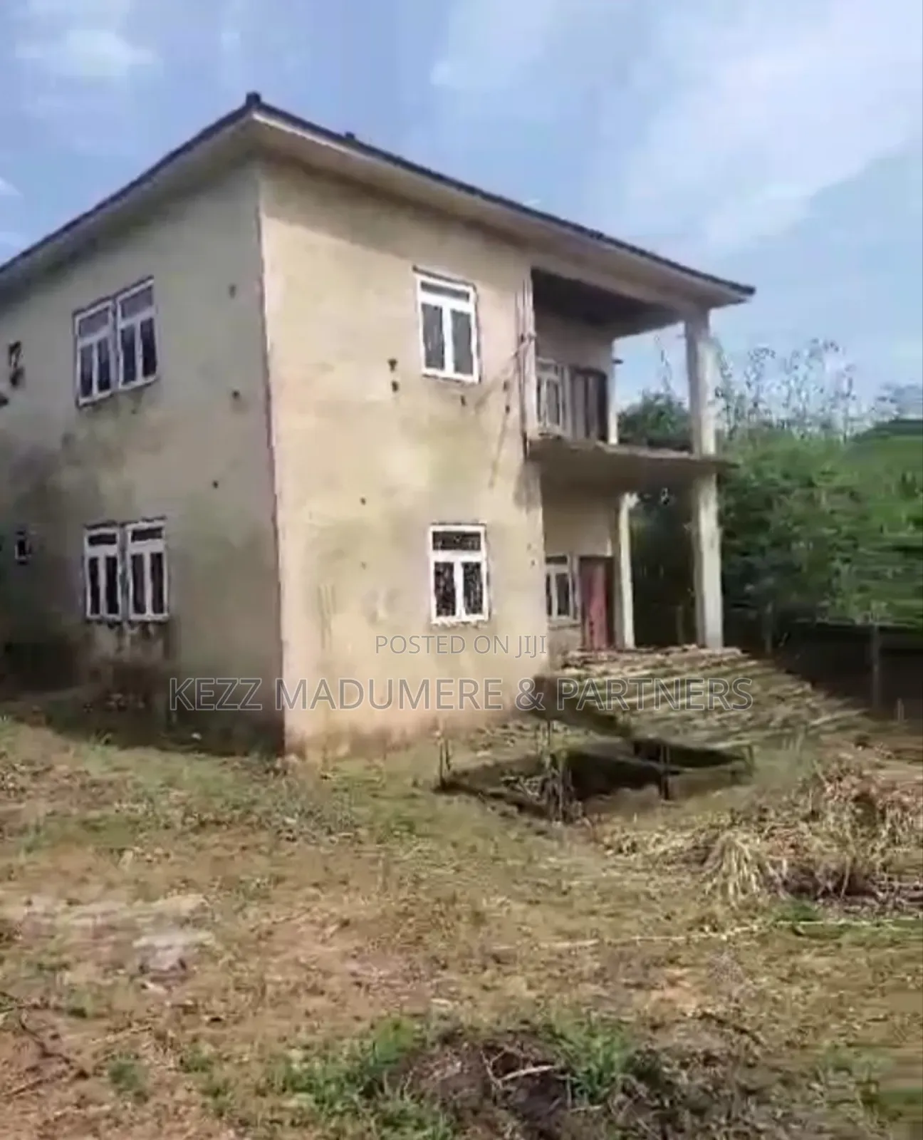 9bdrm Duplex in Amakama Housing for sale