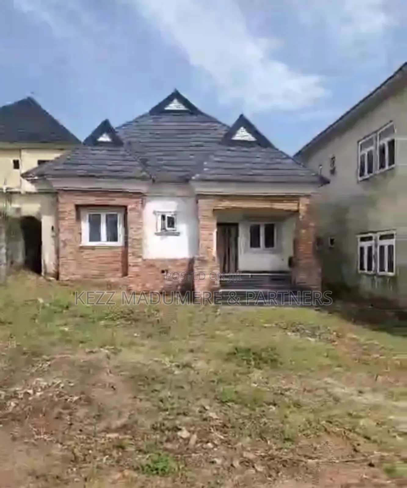 9bdrm Duplex in Amakama Housing for sale