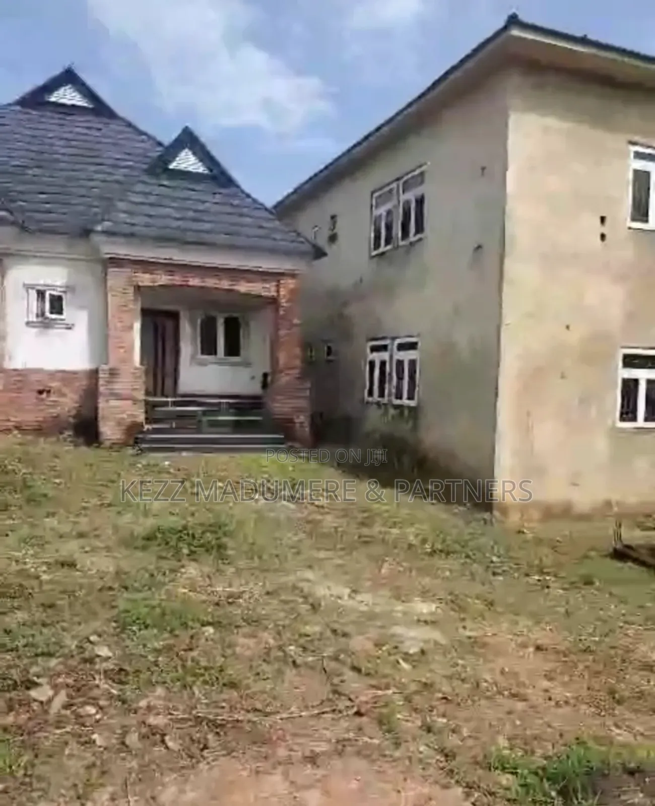 9bdrm Duplex in Amakama Housing for sale