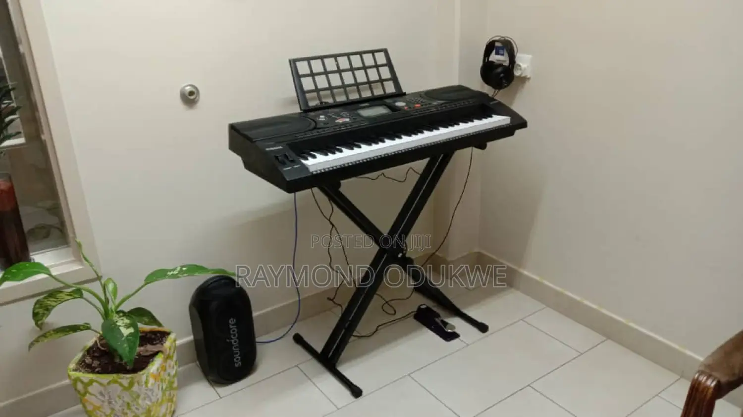 Yamaha PSR Keyboard Piano With Stand and Sustain Pedal