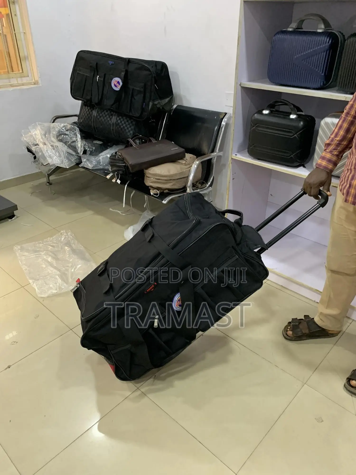 Black Duffle Back With Trolley