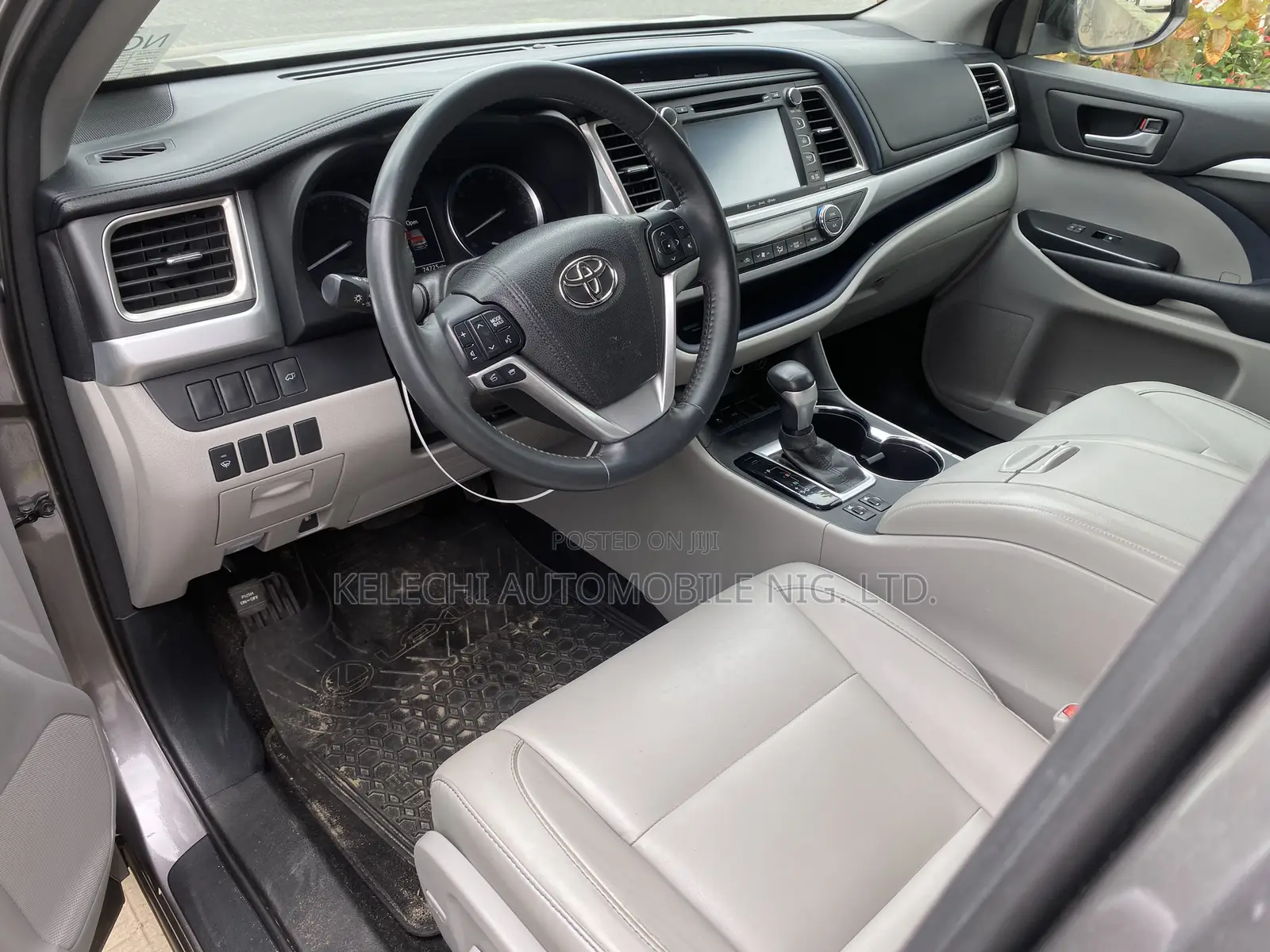 Toyota Highlander XLE 4x4 V6 (3.5L 6cyl 8A) 2017 Gray