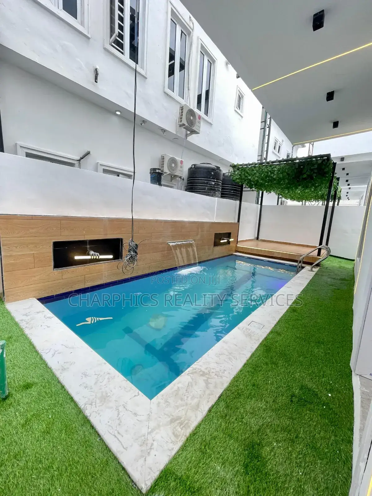 5bdrm Duplex in Chevron for sale