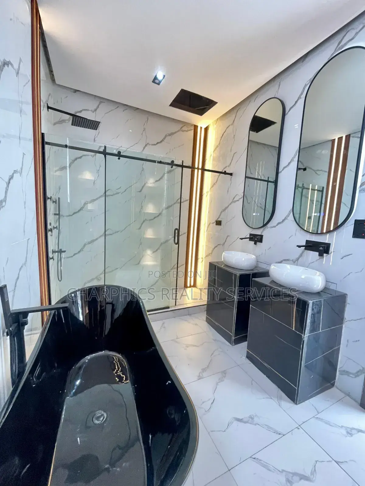 5bdrm Duplex in Chevron for sale