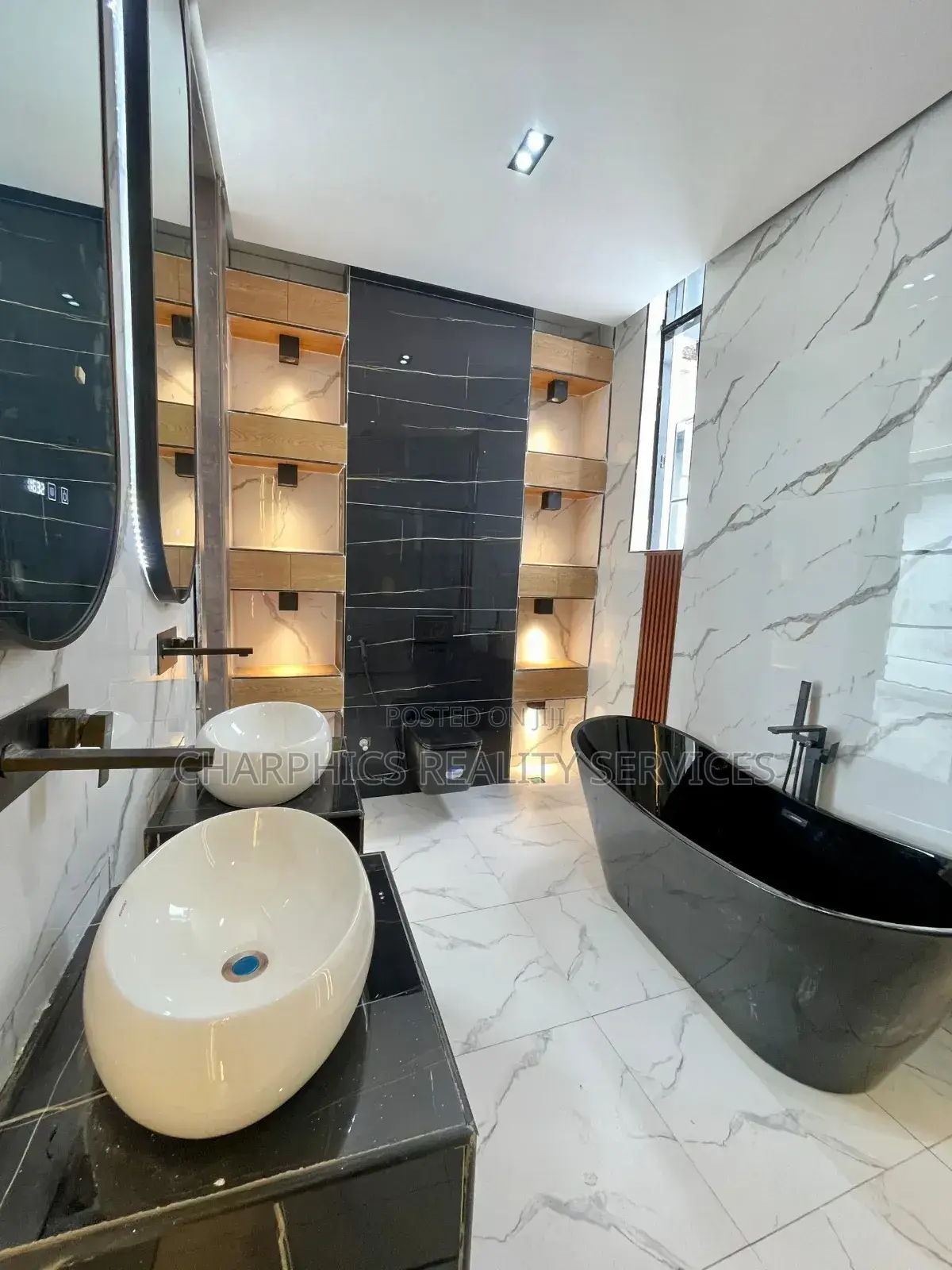 5bdrm Duplex in Chevron for sale