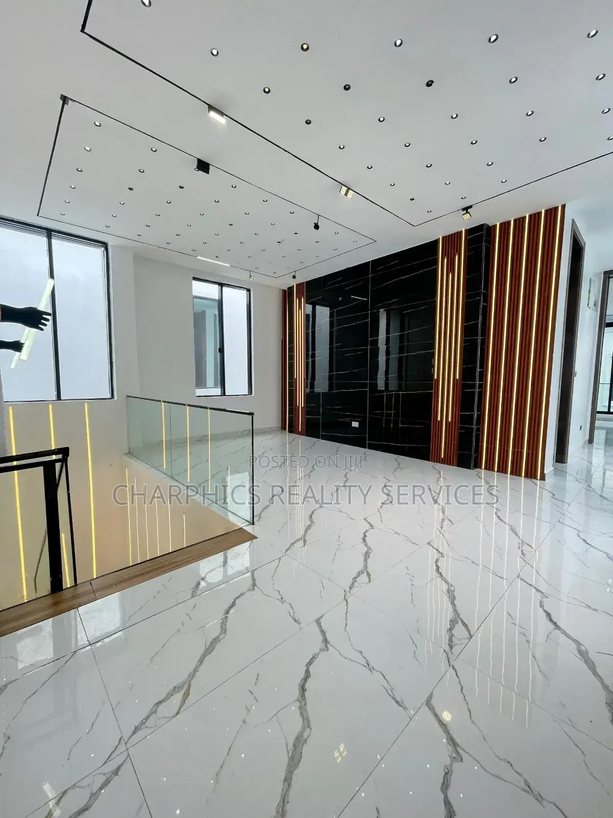 5bdrm Duplex in Chevron for sale