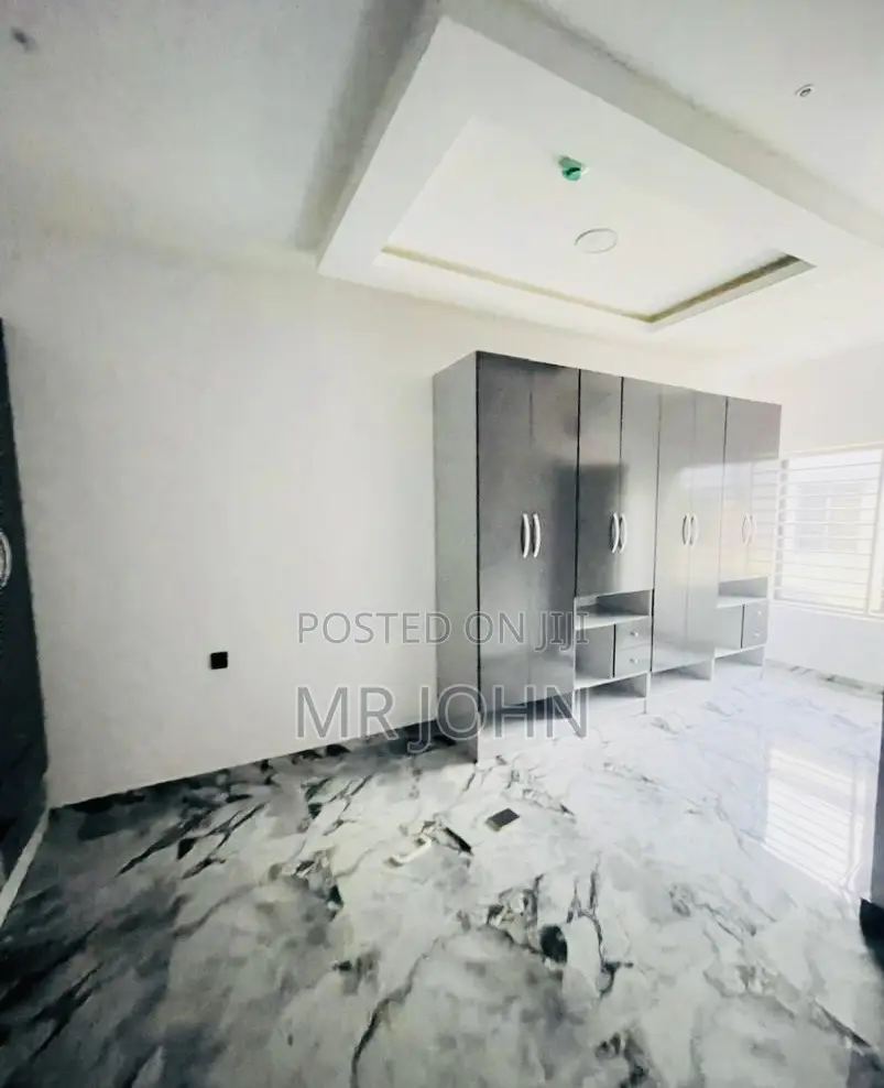 3bdrm Apartment in Lekki for sale