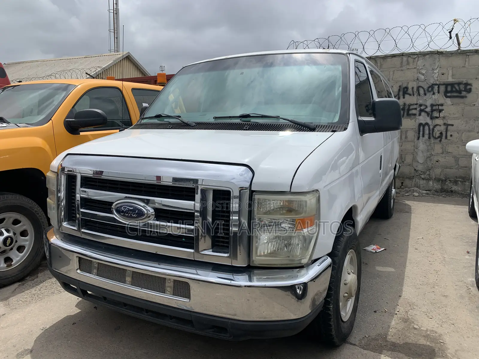 Ford E-350 Super Duty Van 2010 White