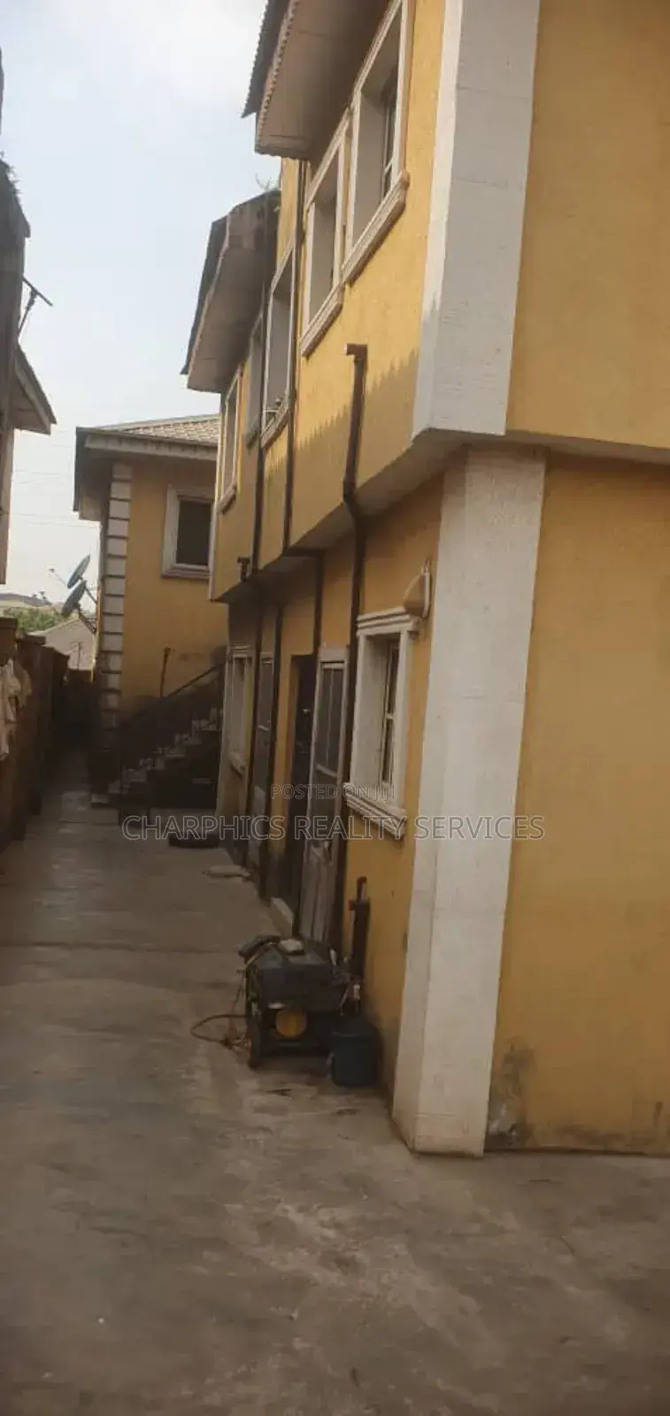 8bdrm Block of Flats in Jumofak for sale
