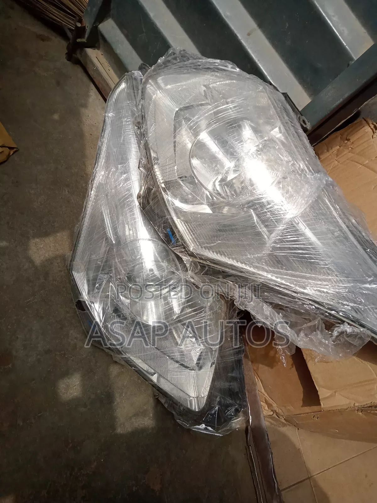Headlamp Toyota Avensis 2010