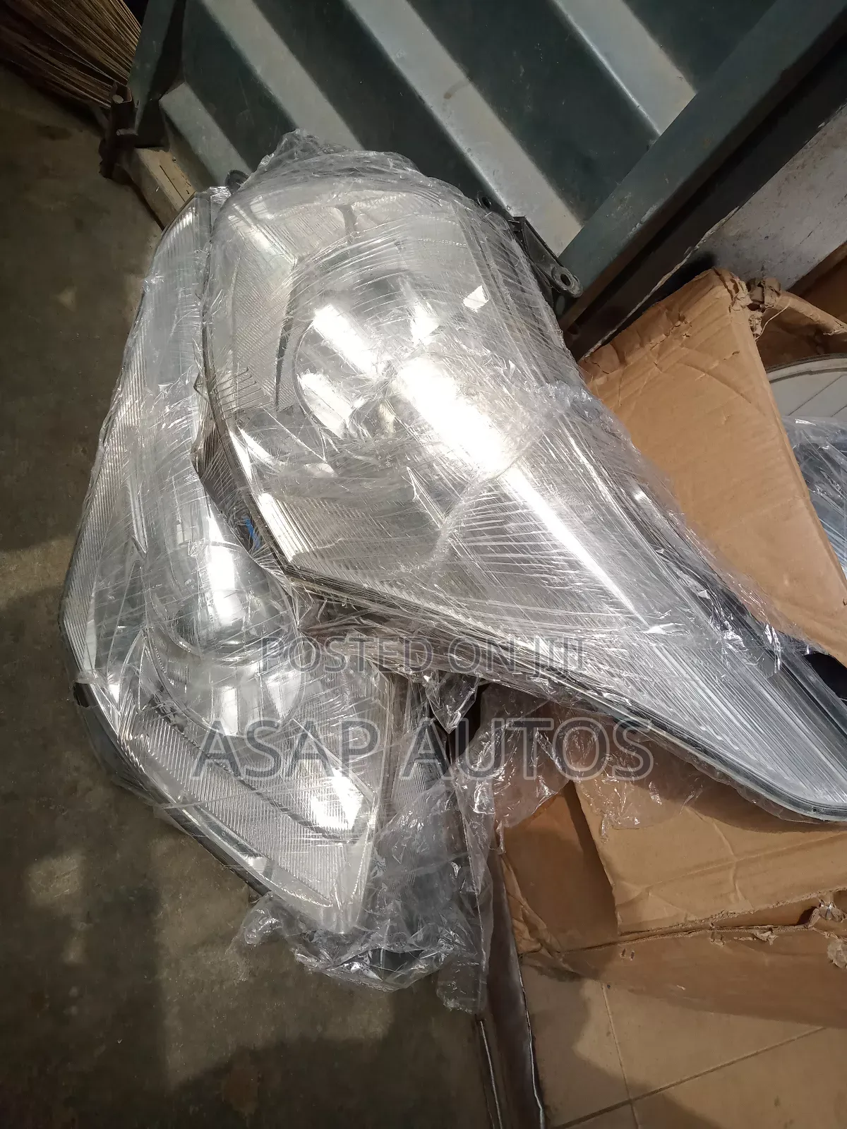 Headlamp Toyota Avensis 2010