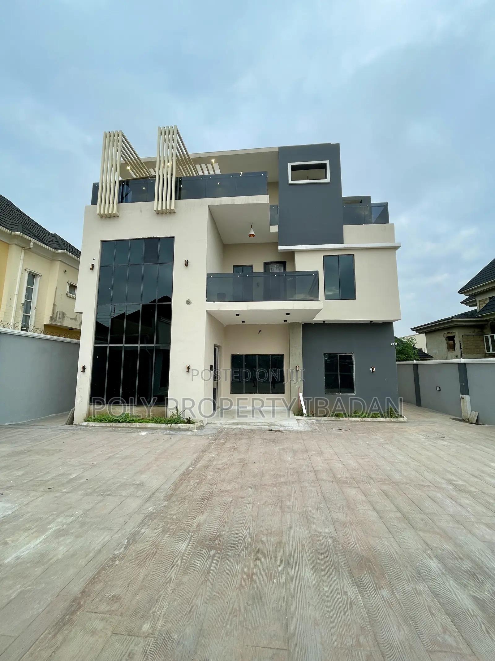 7bdrm Duplex in Kolapo Ishola Gra, Ibadan for sale