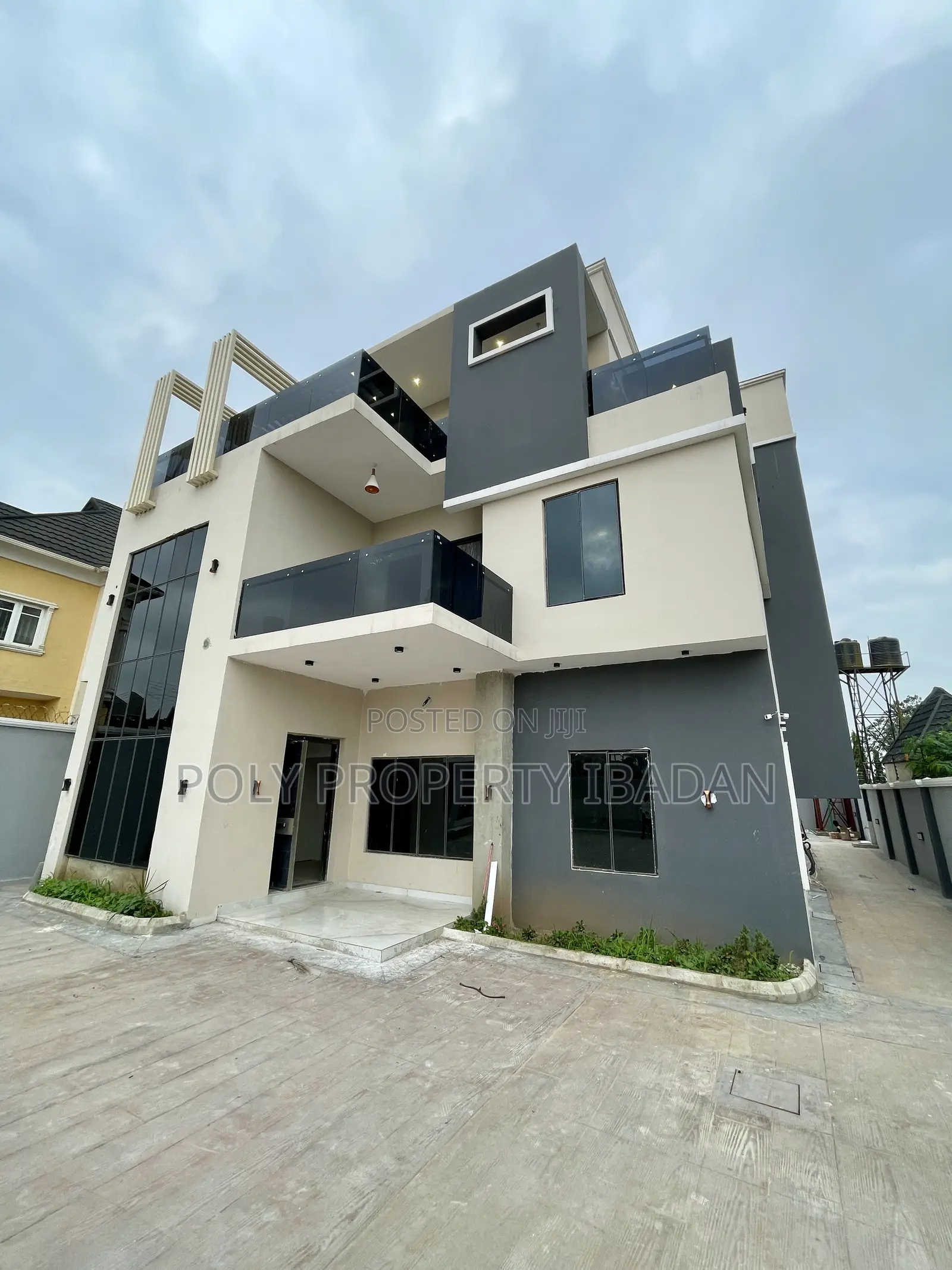 7bdrm Duplex in Kolapo Ishola Gra, Ibadan for sale