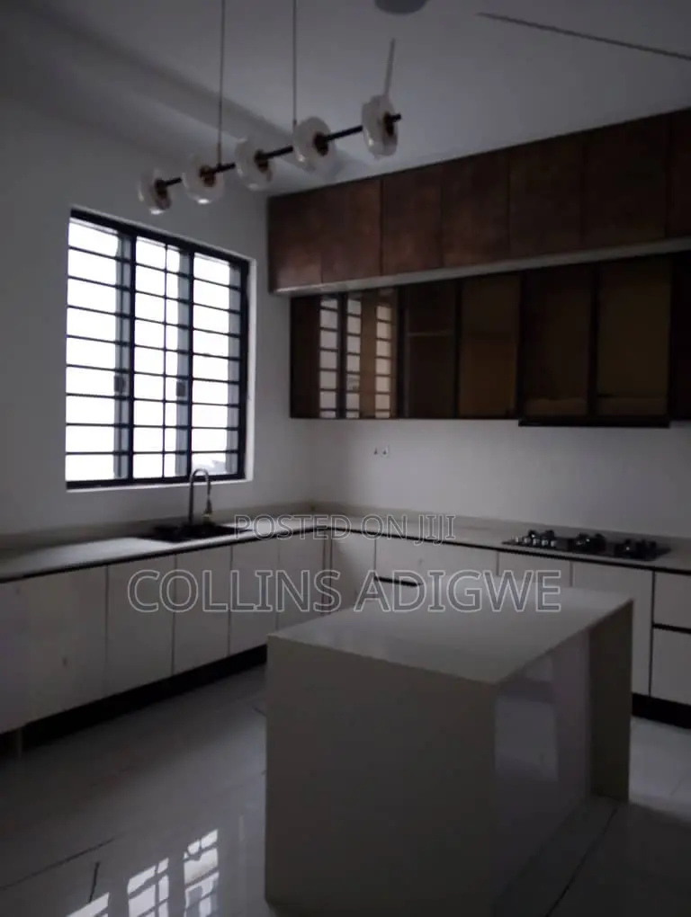 5bdrm Duplex in Chevron for sale