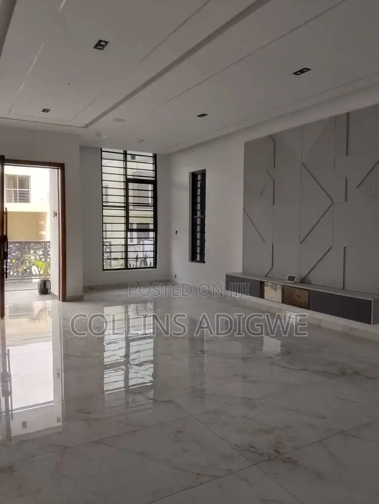 5bdrm Duplex in Chevron for sale