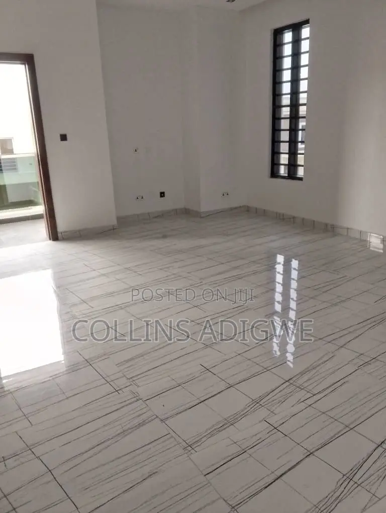 5bdrm Duplex in Chevron for sale