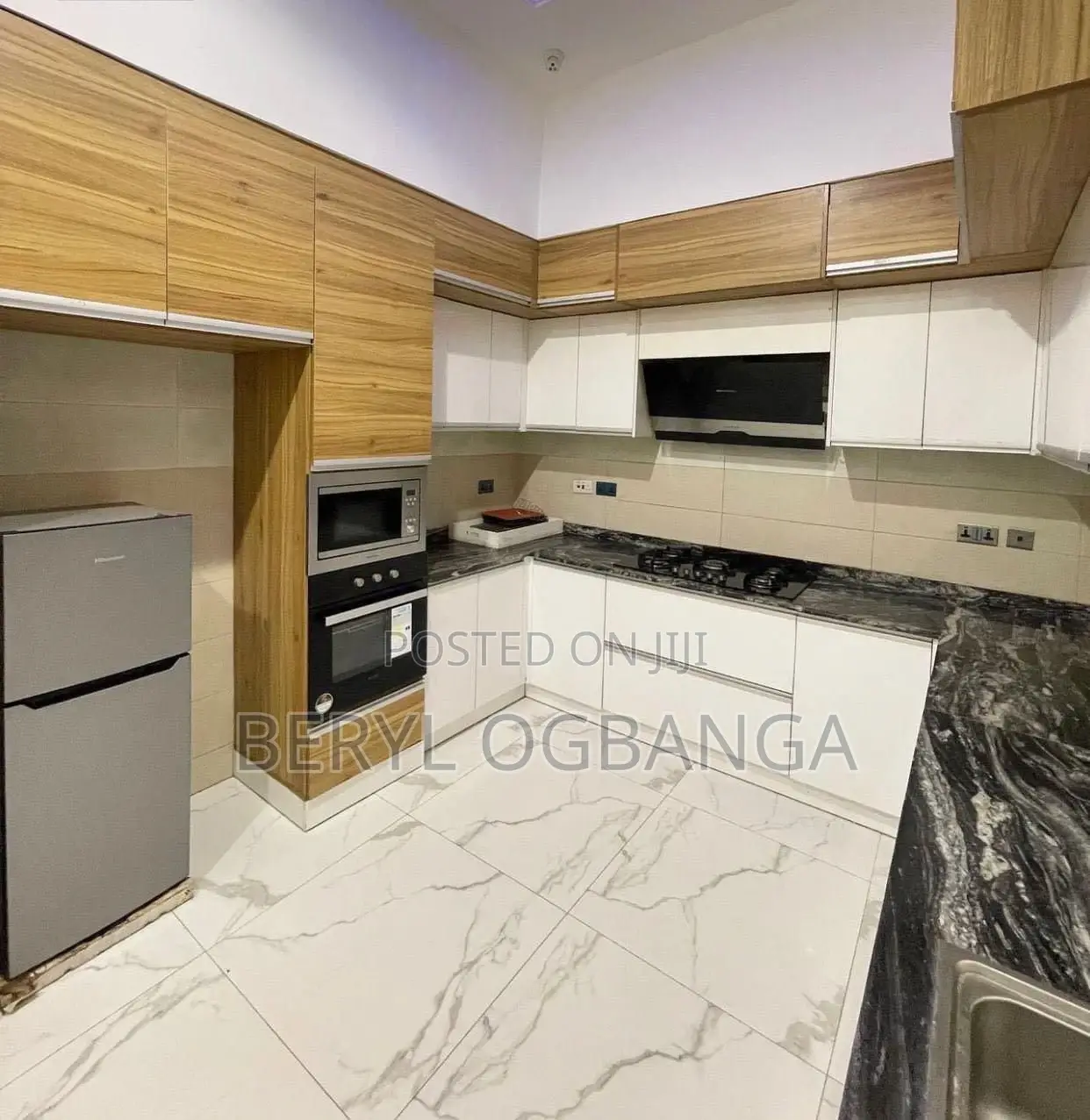 Luxurious 4 Bedroom Stand-Alone King-Sized Party Apartment