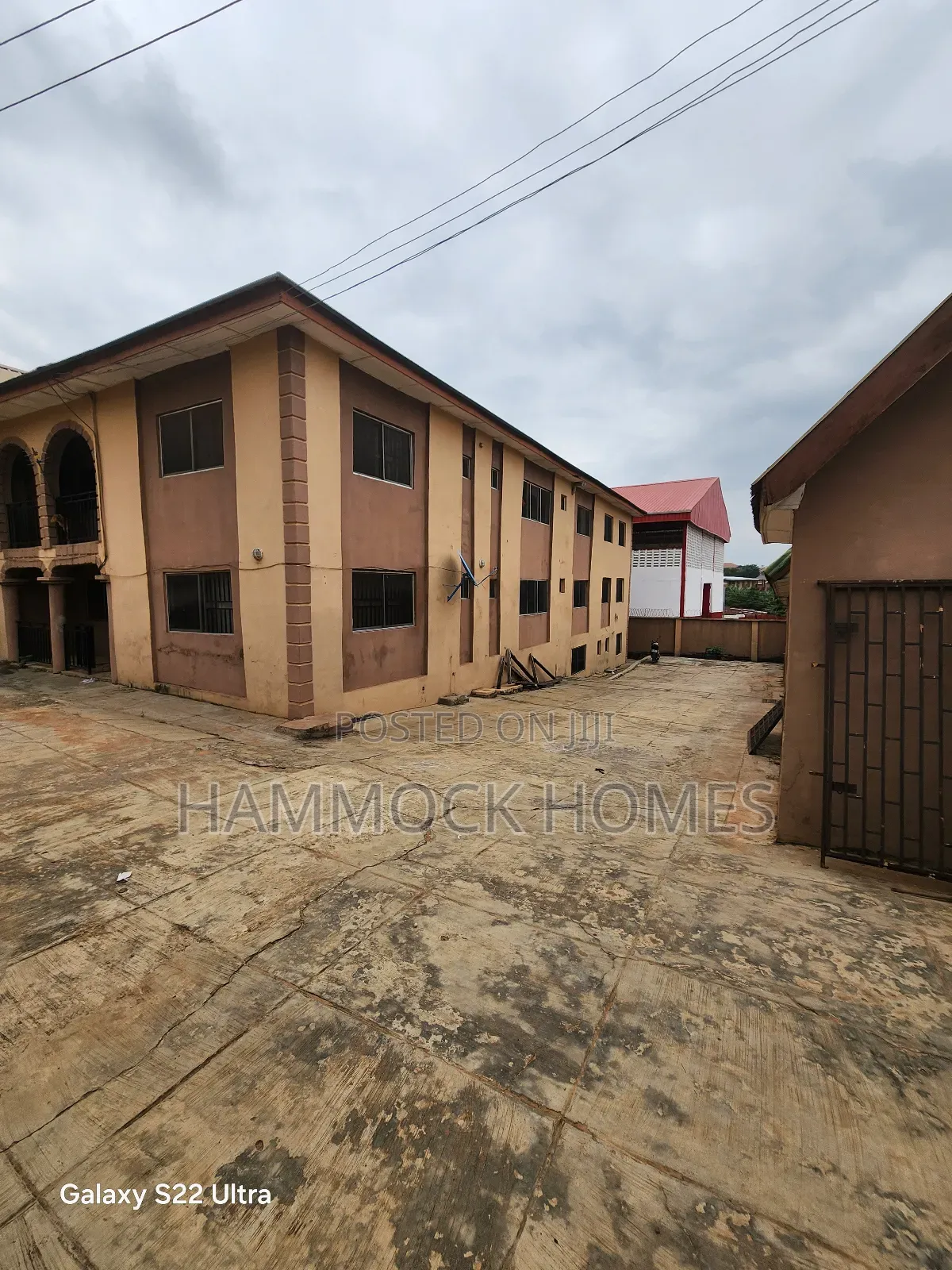 20bdrm Block of Flats in Agodi Gate for sale